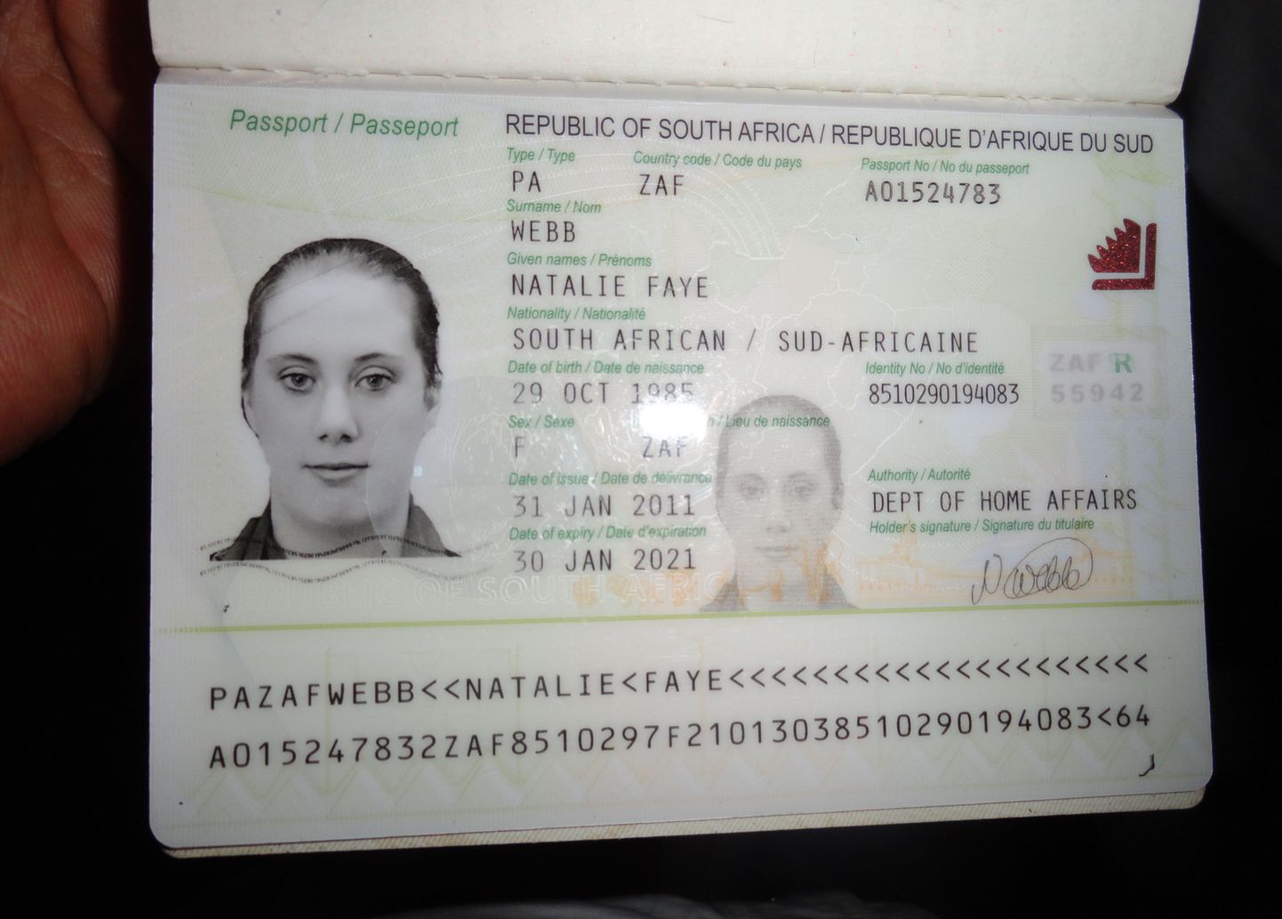 Lõuna-Aafrika Vabariigi pass Natalie Faye Webbi nimele, milles väidetavalt on Samantha Lewthwaite'i foto.