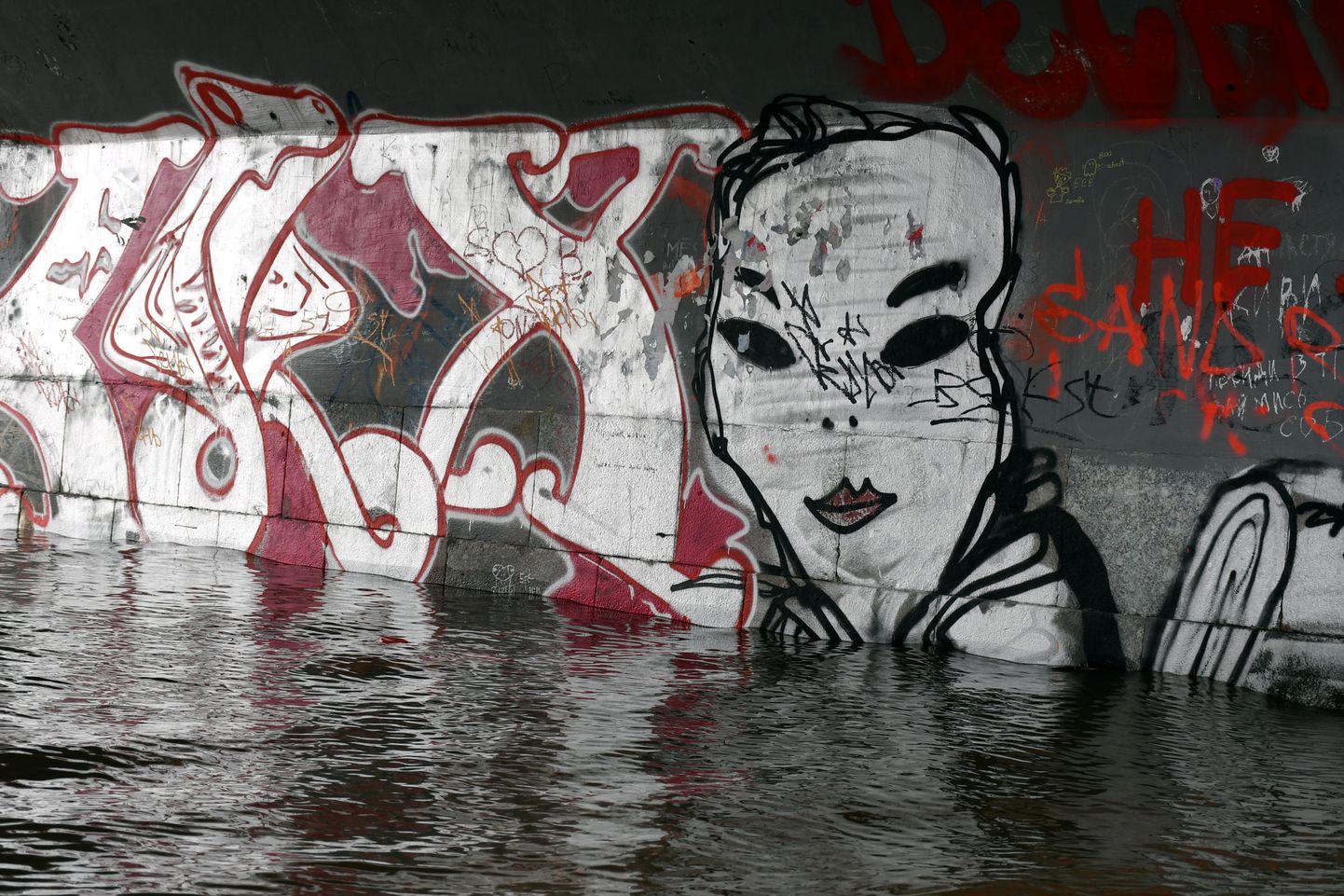 Граффити в арке на берегу Даугавы у Даугавпилса