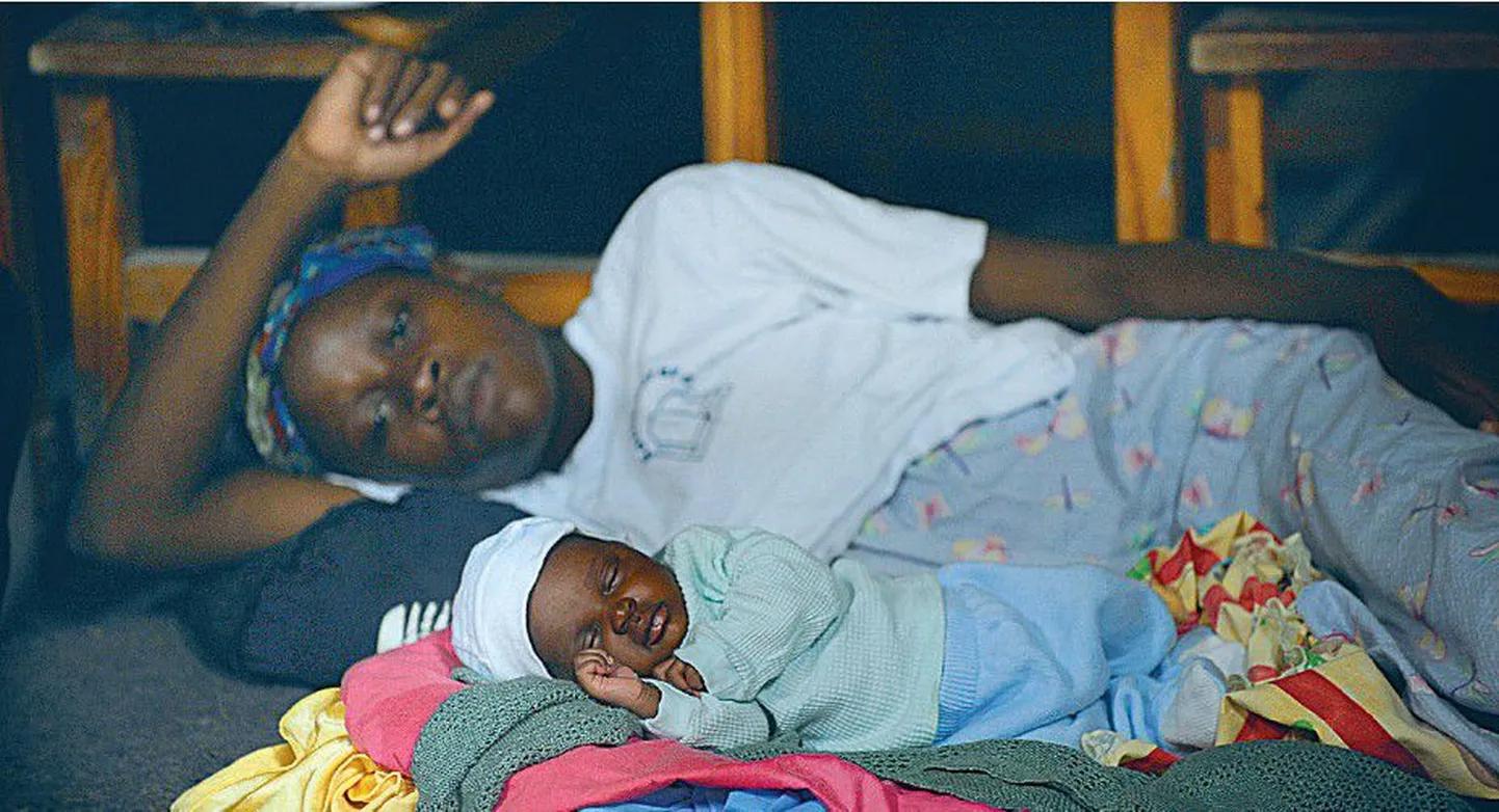 Haitilanna oma beebiga kohalikku koolimajja tehtud orkaanivarjupaigas.