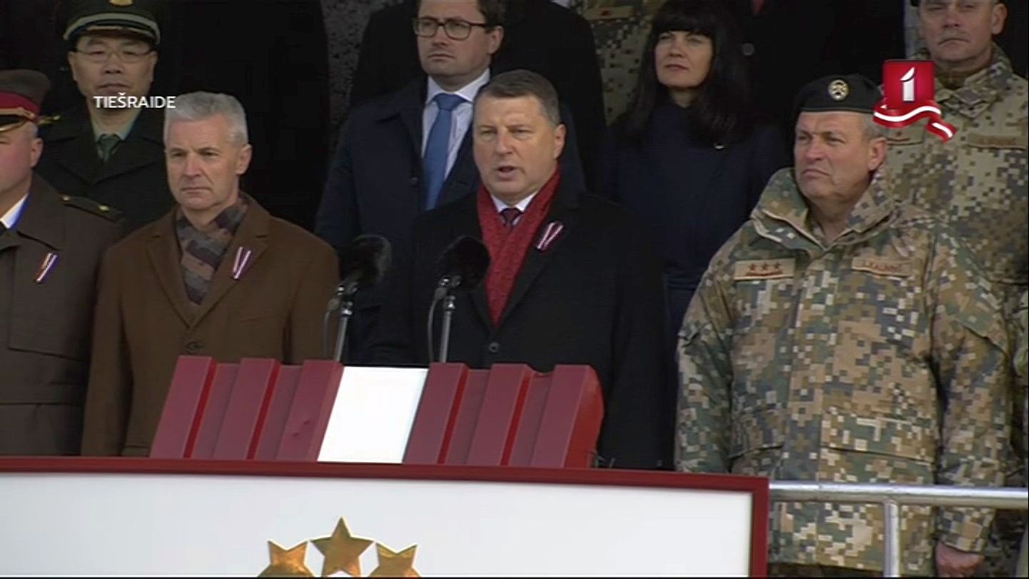 Valsts prezidents uzrunā militārās parādes dalībniekus Jēkabpilī