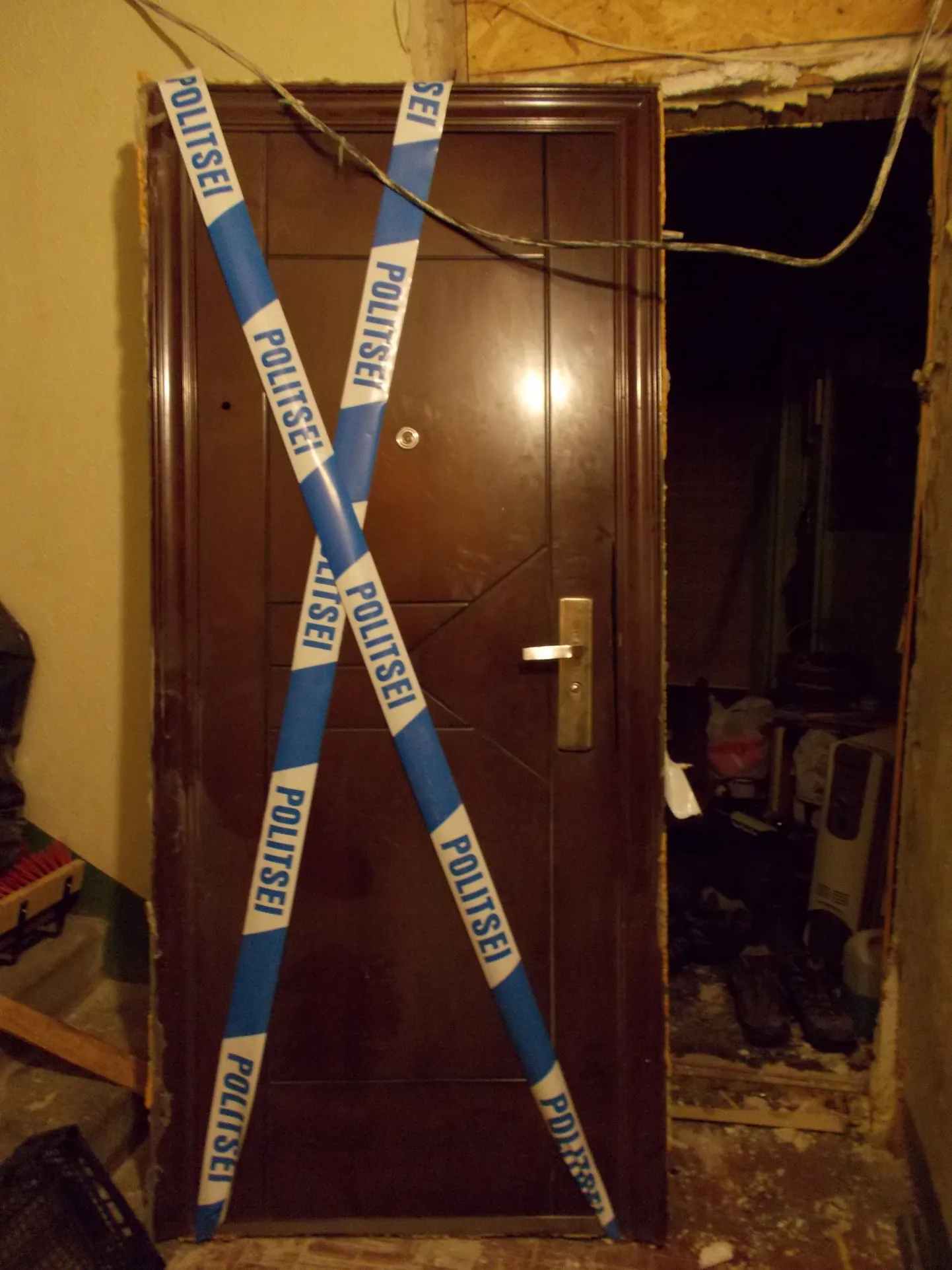 Politsei saagis Püssi korteri ukse eest.