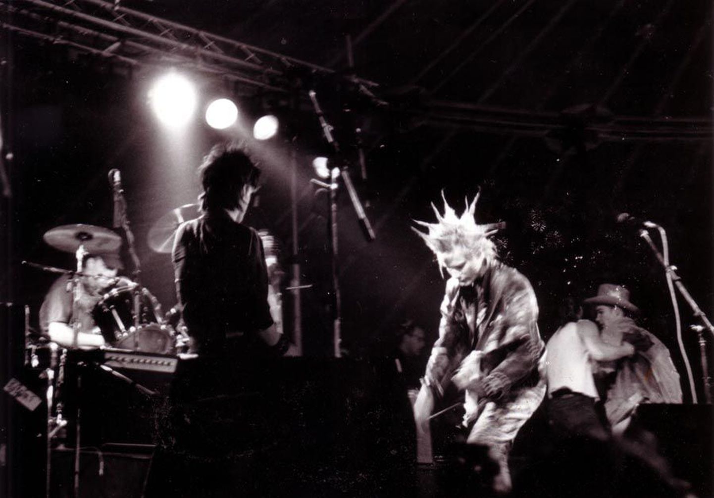 J.M.K.E. 1989. aastal soomlaste festivalil
«Dinosaurock»