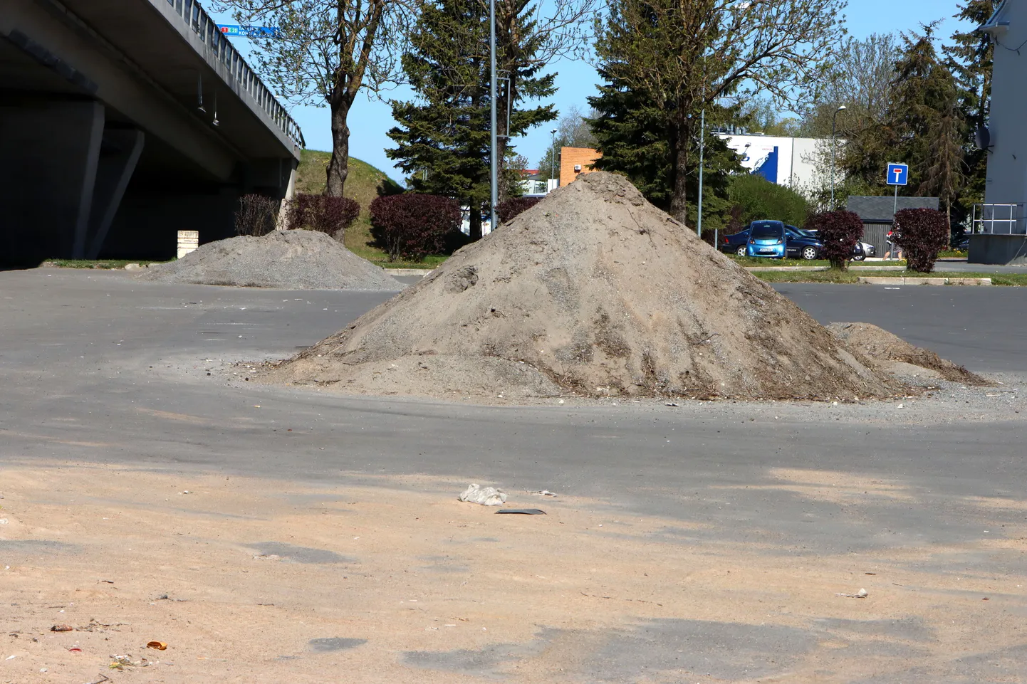 Kolmapäeval ootasid pühkmehunnikud viadukti all veel äravedu.