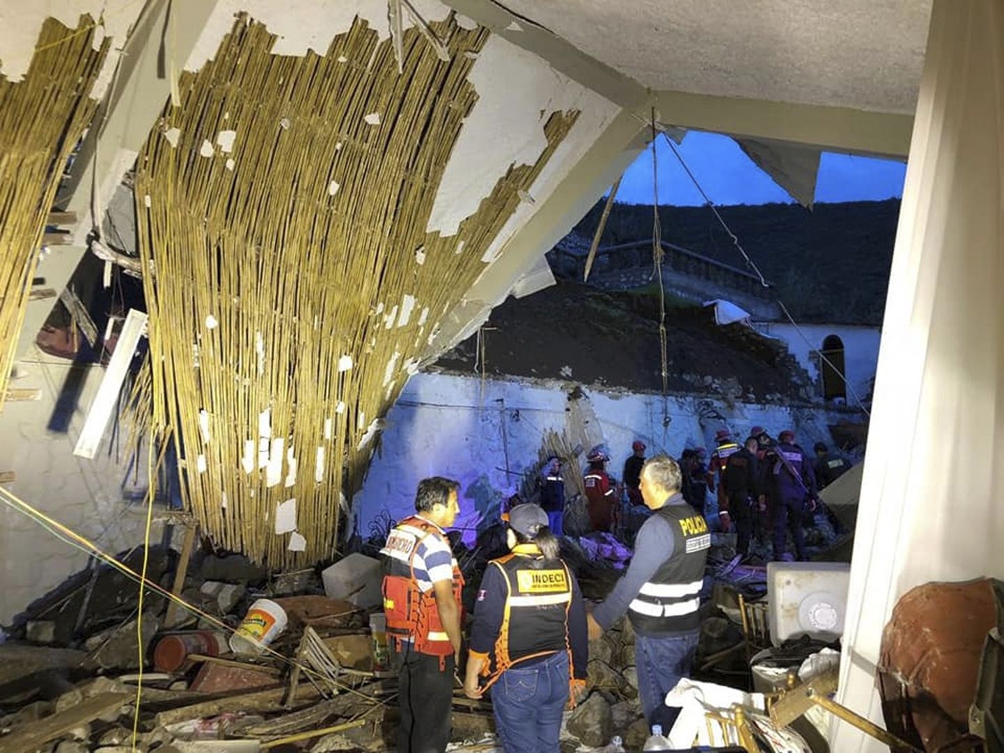 Nogruvumā Peru iet bojā 15 cilvēki.