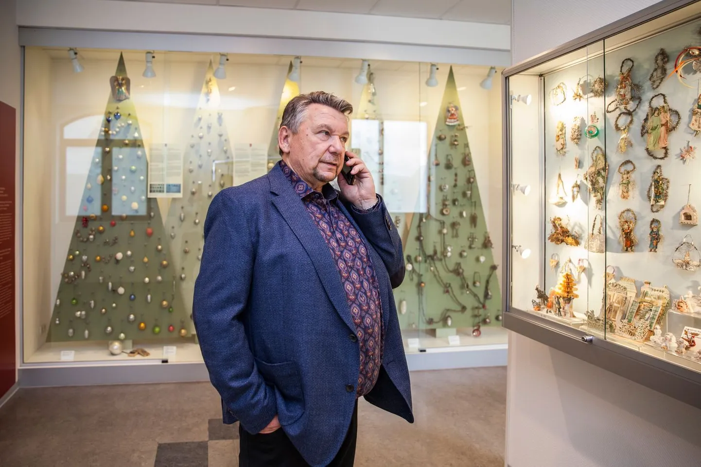 Klaus Müller-Blech töiselt-telefonitsi jõulupühadeks valmistumas.