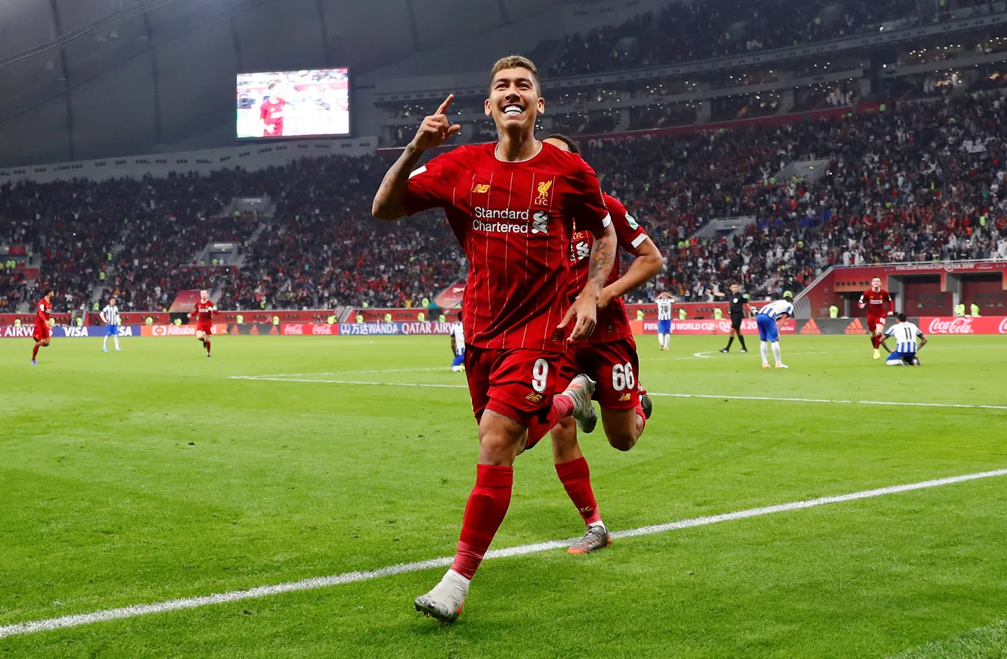 Roberto Firmino väravat tähistamas.