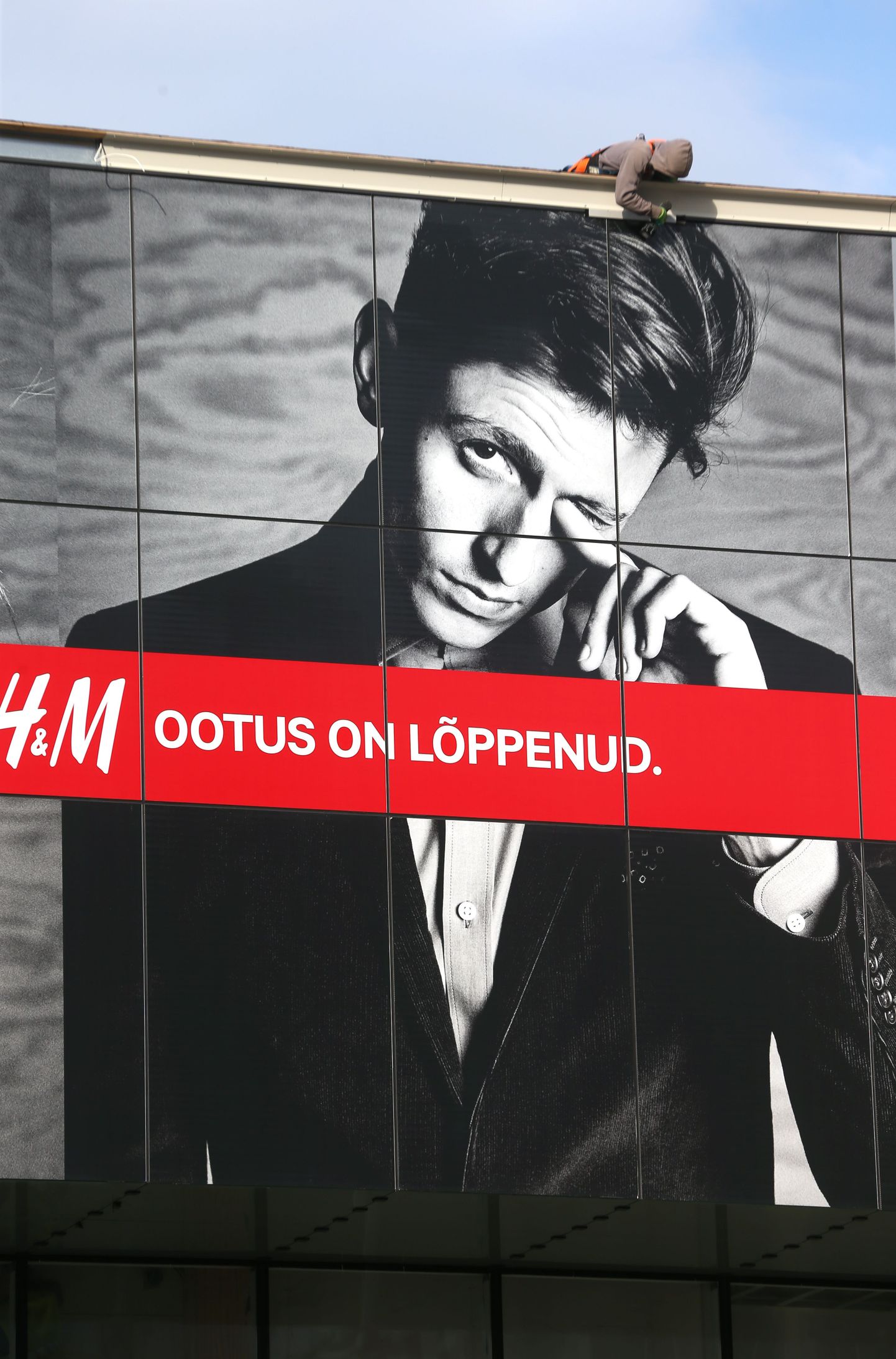 H&Mi reklaam Tallinnas. Foto on illustreeriv.