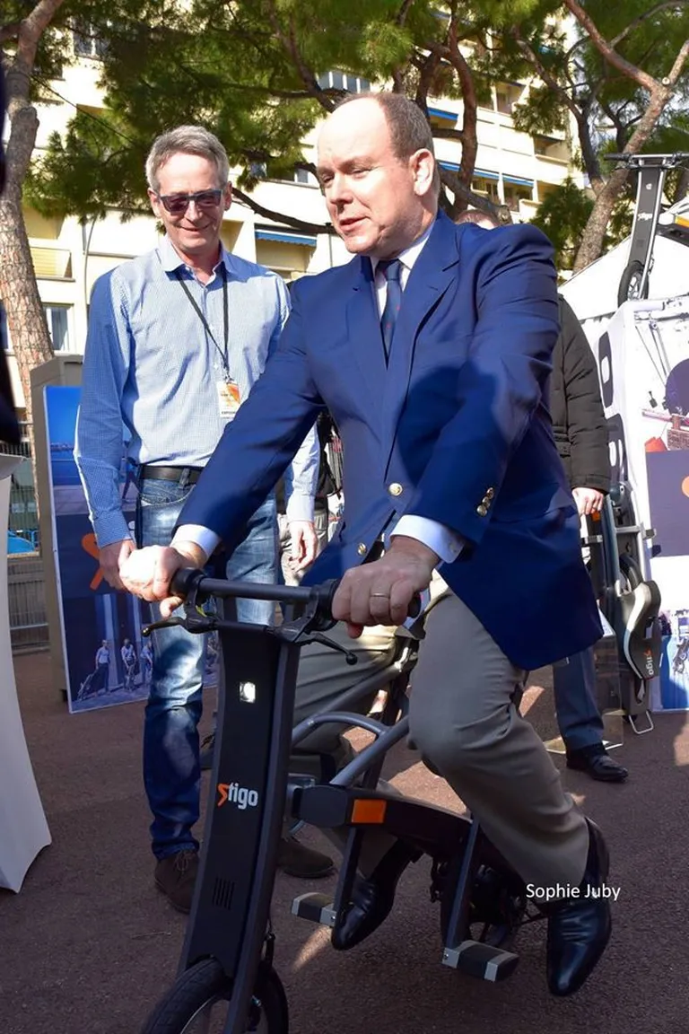 Monaco prints Albert eestlaste loodud Stigo elektrirolleril