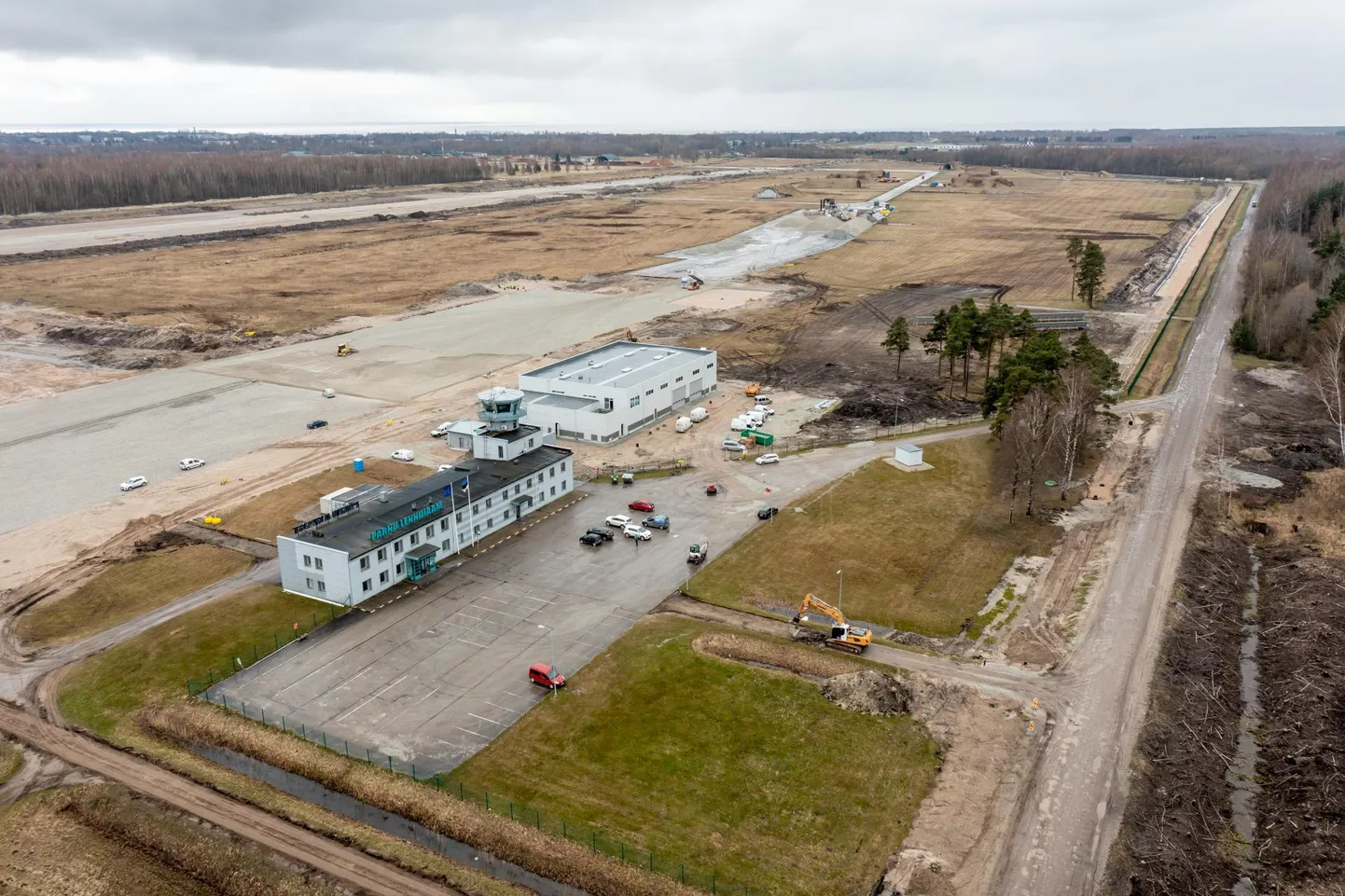 Terminal saab renoveerimistööde käigus värske ilme ja väikese juurdeehituse. Juba on aga rajatud hoolde- ja päästetehnika angaar.