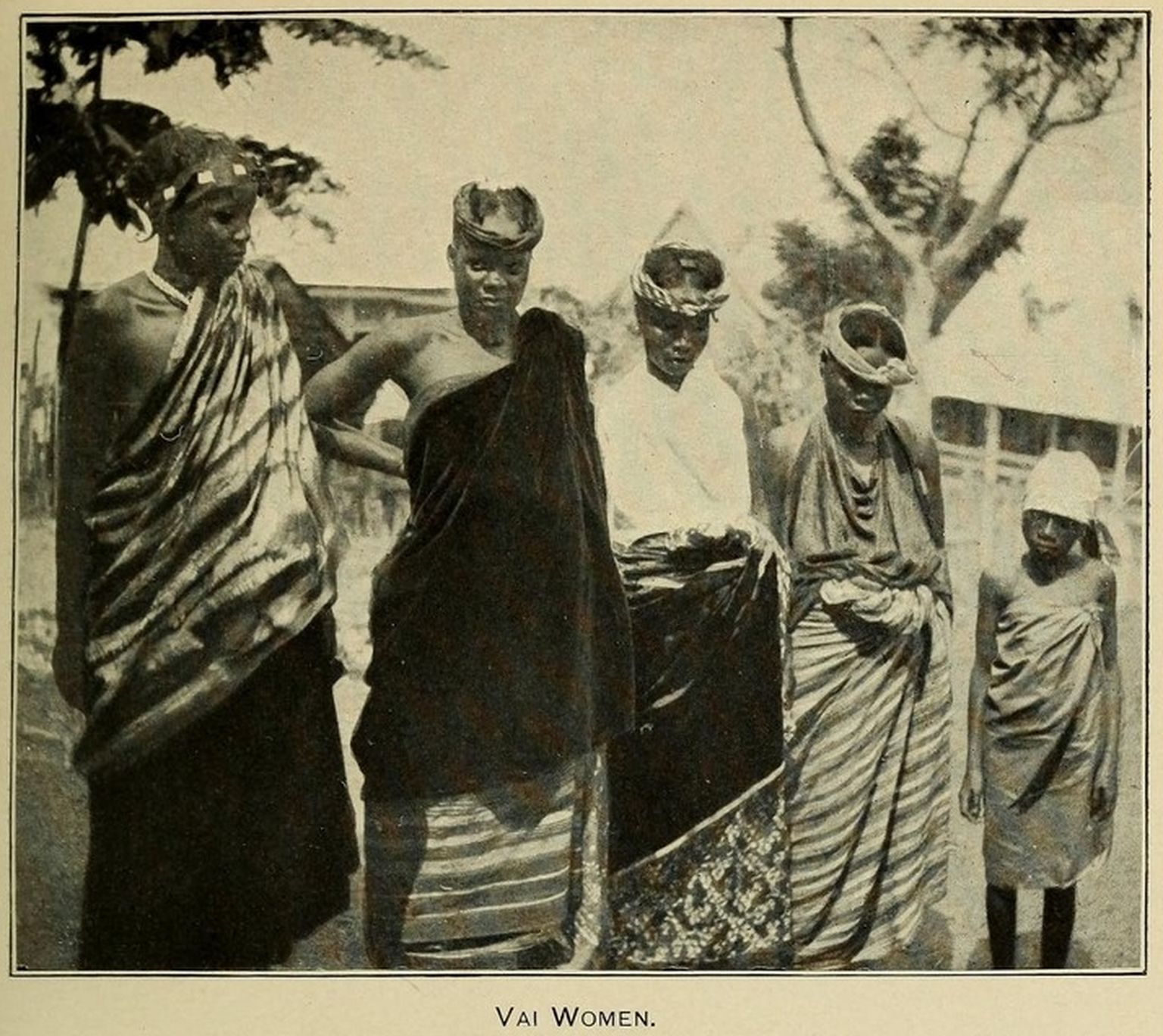 Väike grupp vai naisi ja tüdrukuid (1907).