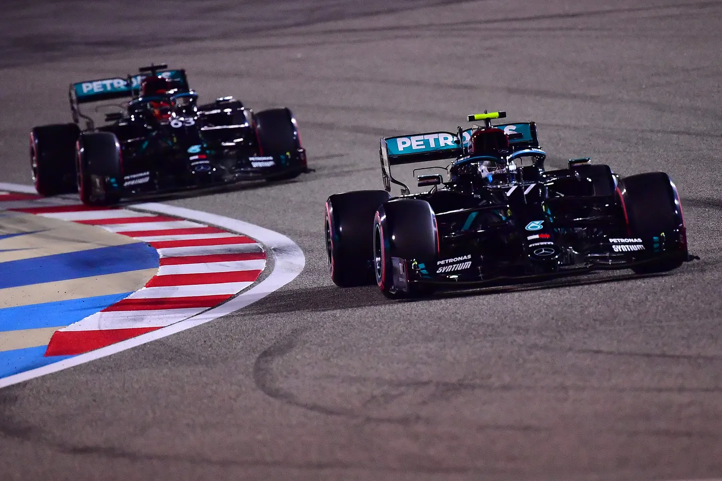 Möödunud aasta Sakhiri GP, kus Valtteri Bottase (ees) tiimikaaslaseks oli noor britt George Russell.