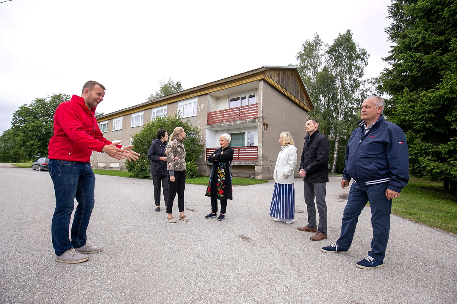 Lauri Läänemets (vasakul) räägib aasta küla konkursi komisjonile iga-aastasest kortermajade festivalist. Järgmine kortermajade festival toimub 3. augustil ning sellel aastal on teemaks pulmad.