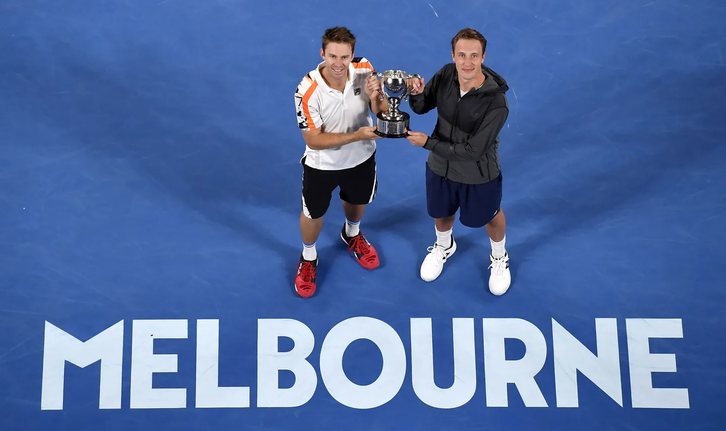 Henri Kontinen ja tema paarismängupartner John Peers Austraalia lahtiste võidutrofeega.