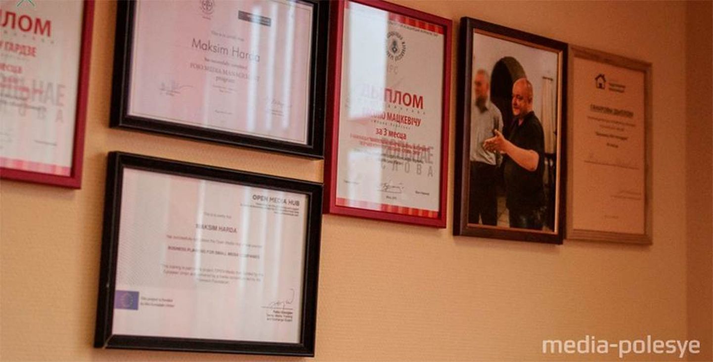 В офисе "Медиа-Полесья" на стенах – десятки дипломов журналистов за призовые места в профессиональных конкурсах