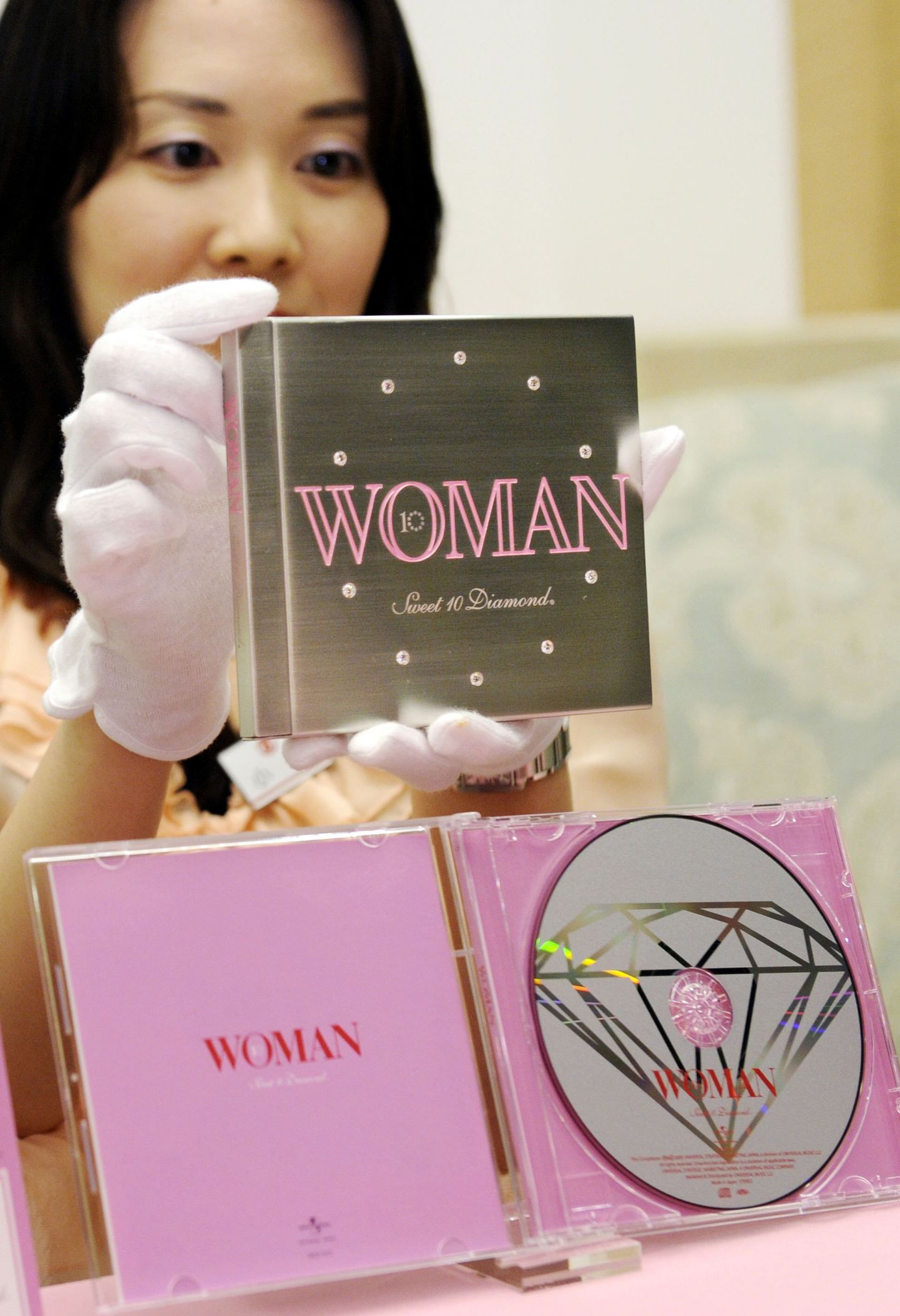 «Woman, Sweet 10 Diamonds» CD, mis väidetavalt on maailma kalleim.