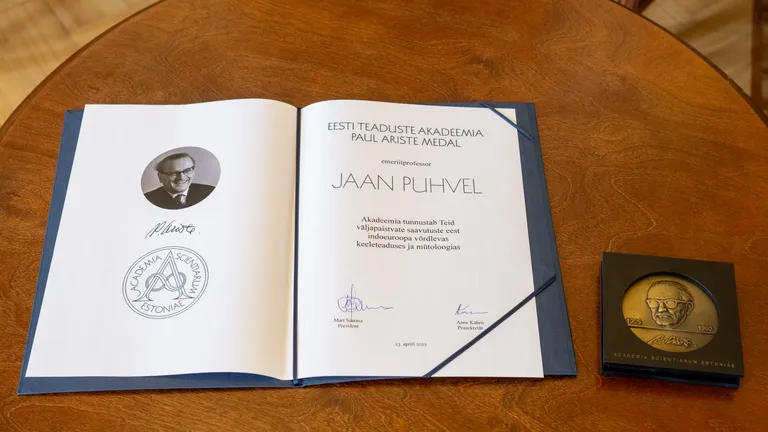 Paul Ariste medal Jaan Puhvelile.