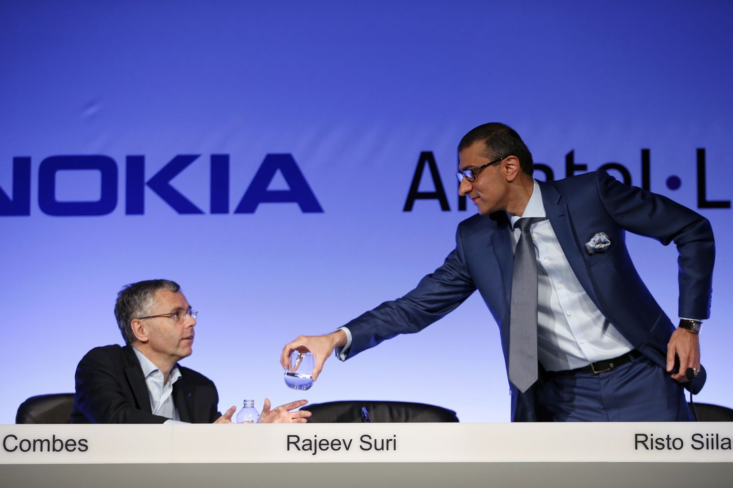 Michel Combes, Alcatel-Lucenti tegevjuht (vasakul) ja Nokia juht Rajeev Suri lepingu sõlmimisel.