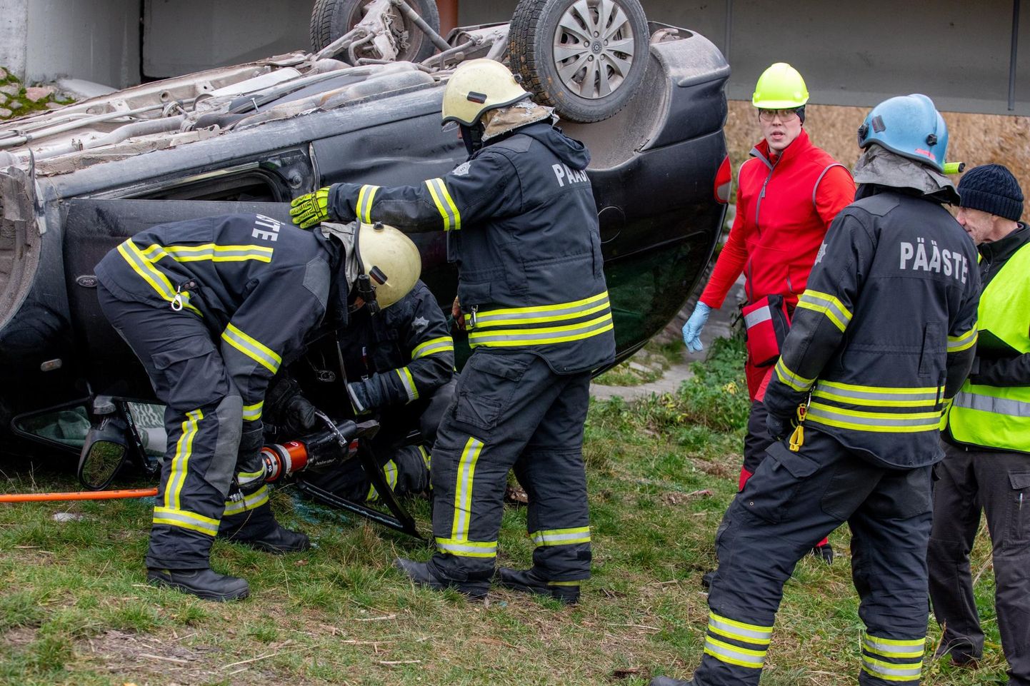 Lavastatud liiklusõnnetuses hakkama saamist harjutatakse sel nädalal Pärnus Vana-Savi tänaval.