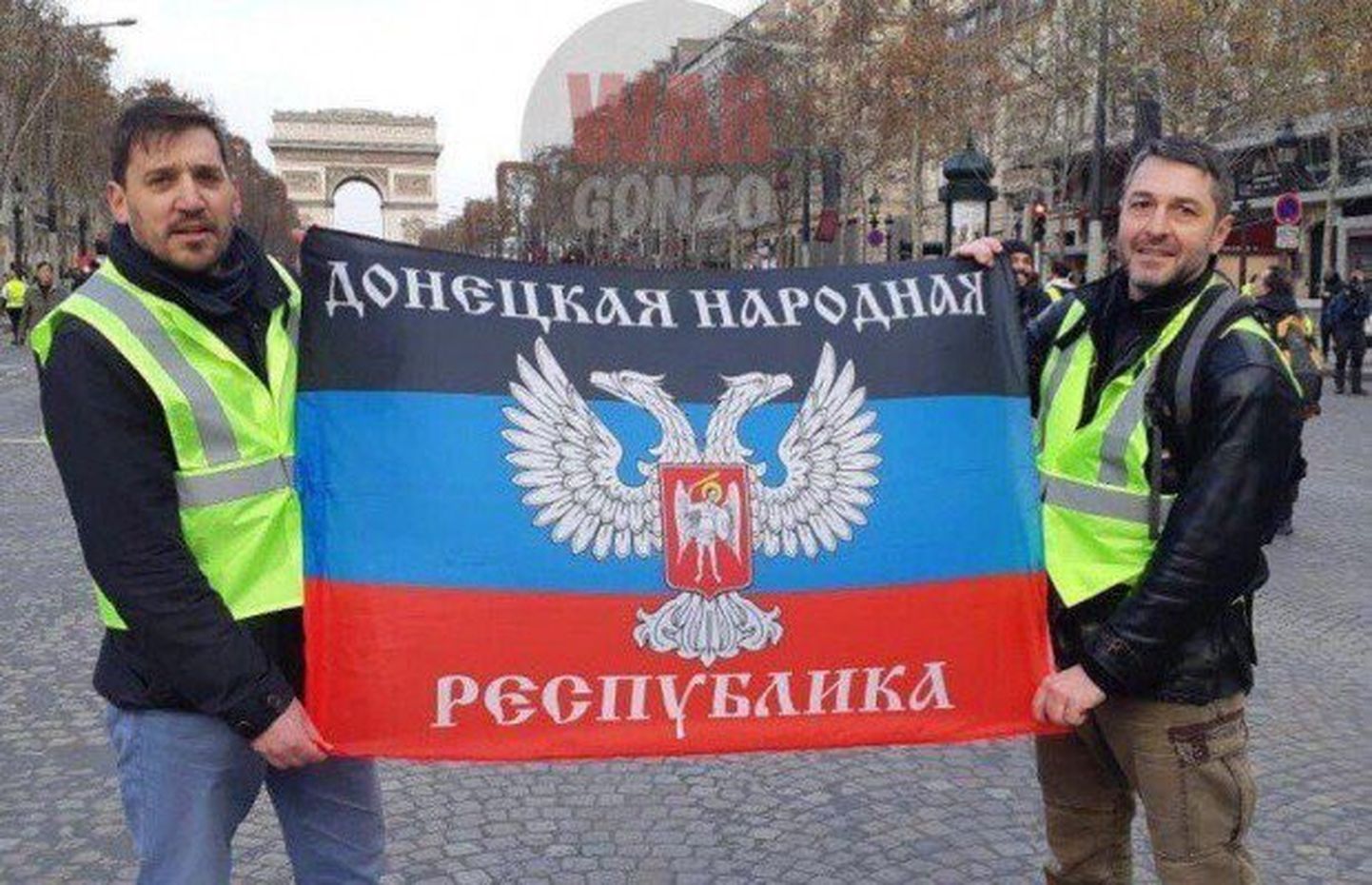 Pariisis meeleavaldustele toodi Donetski Rahvavabariigi lipp.