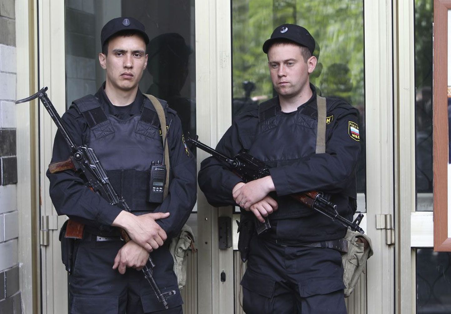 Relvastatud politseinikud eile Aleksei Navalnõi kodumaja ees.
