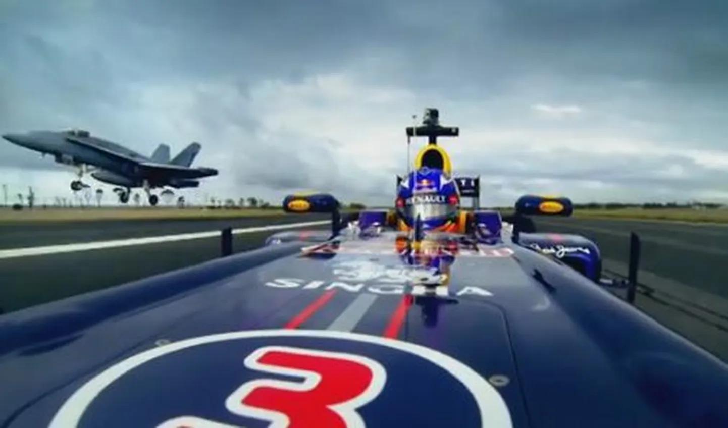 Daniel Ricciardo hävituslennukiga võidu sõitmas.