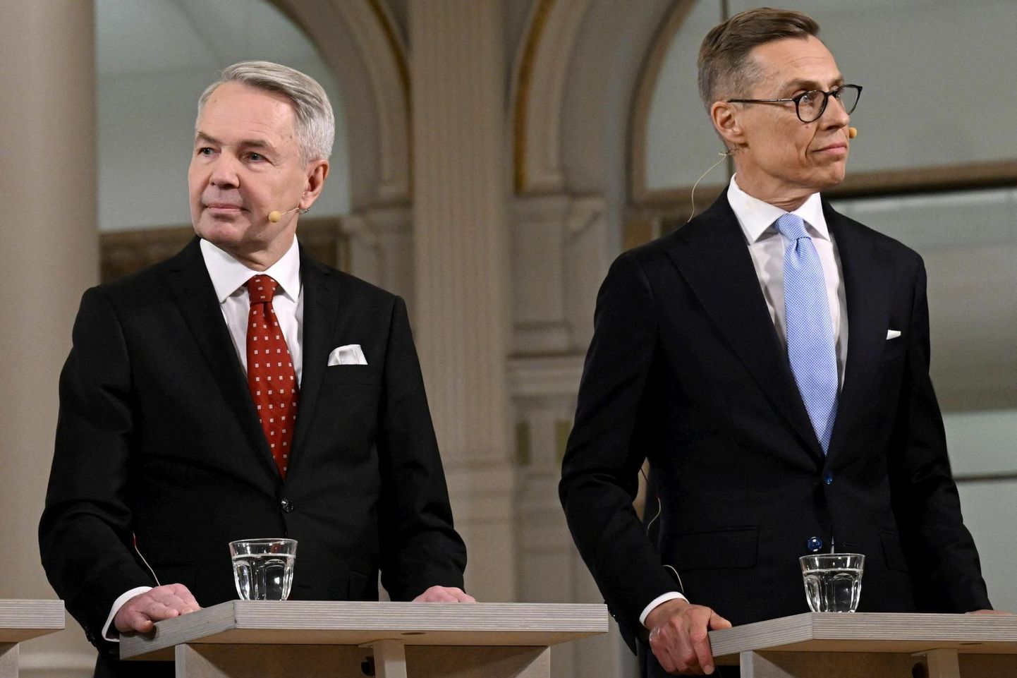 Soome presidendikandidaadid Pekka Haavisto (vasakul) ja Alexander Stubb (paremal) 28. jaanuaril Helsingi linnavalitsuse hoones, kui selgusid lõppvooru pääsenute nimed.