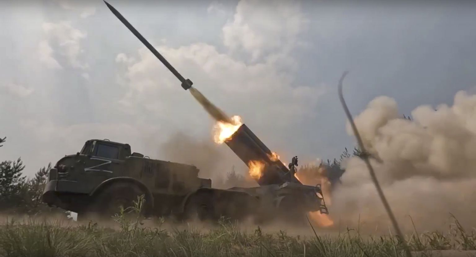 Vene kaitseministeeriumi 25. juunist pärit foto, milles raketiheitjatest antakse väidetavalt tuld Ukraina positsioonide pihta.