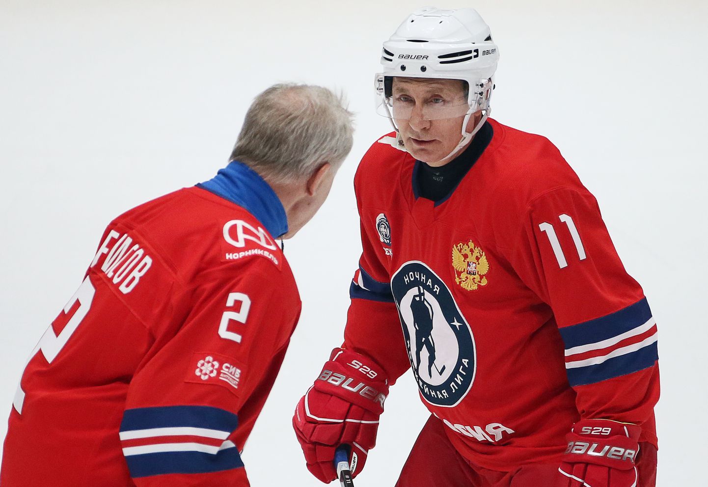 Вячеслав Фетисов (слева) и Вадимир Путин (справа). Ночная хоккейная лига, Сочи 2021 год.