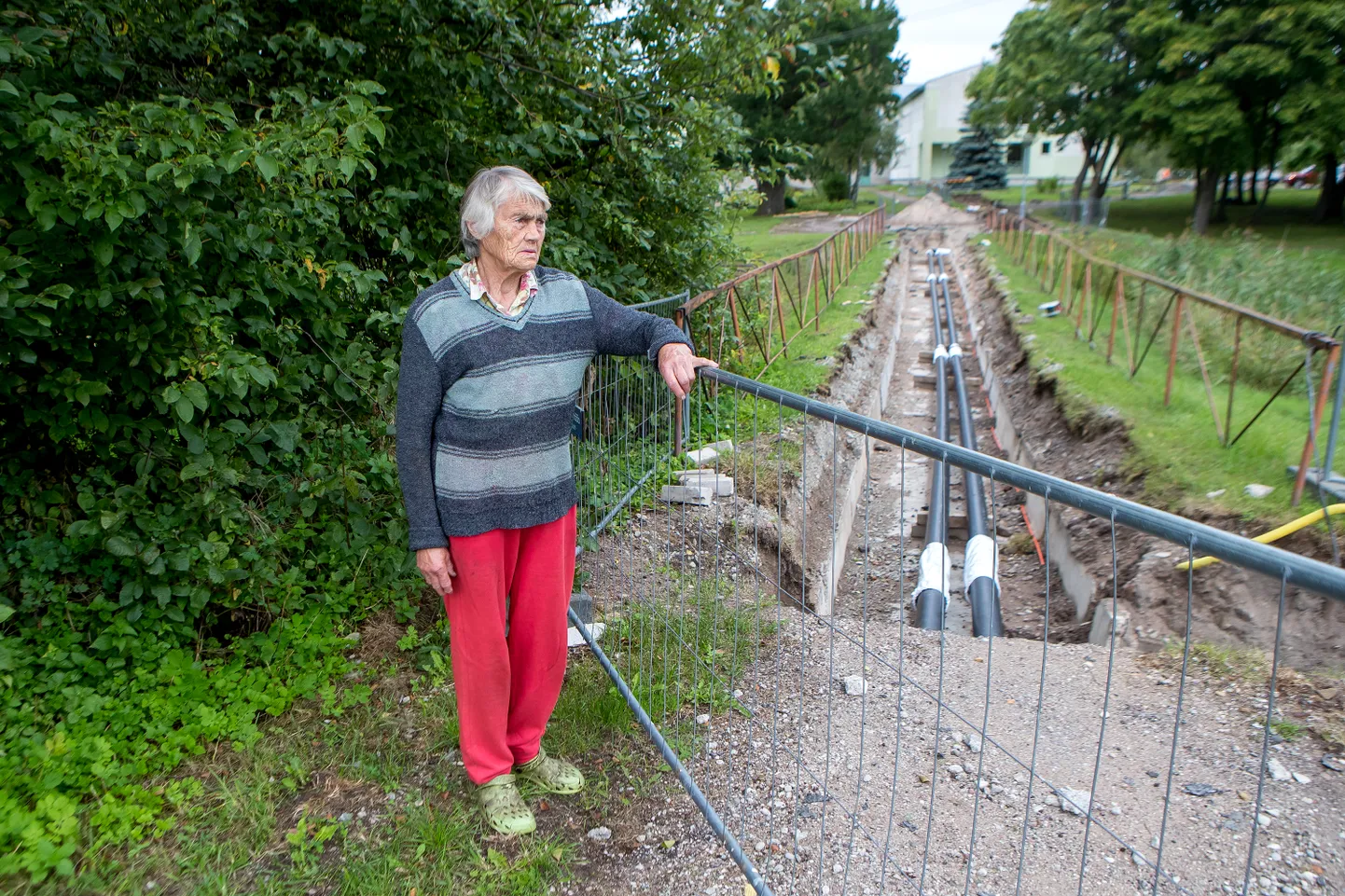 PEAB SAAMA: Salme jõe kaldal elav Virve Oopkaup ütleb, et jõe seisukord on halb ning tulevikus tuleks vesi jalakäijate silla alt kindlasti vabalt voolama panna.