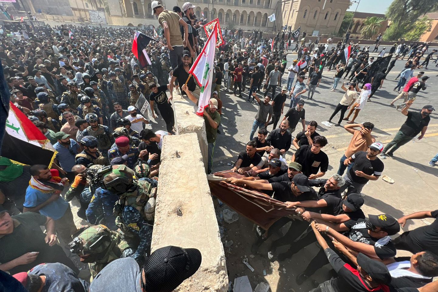 Iraagi mõjuka vaimuliku Moqtada Sadri poolehoidjad protestimas Bagdadist 30. juulil.