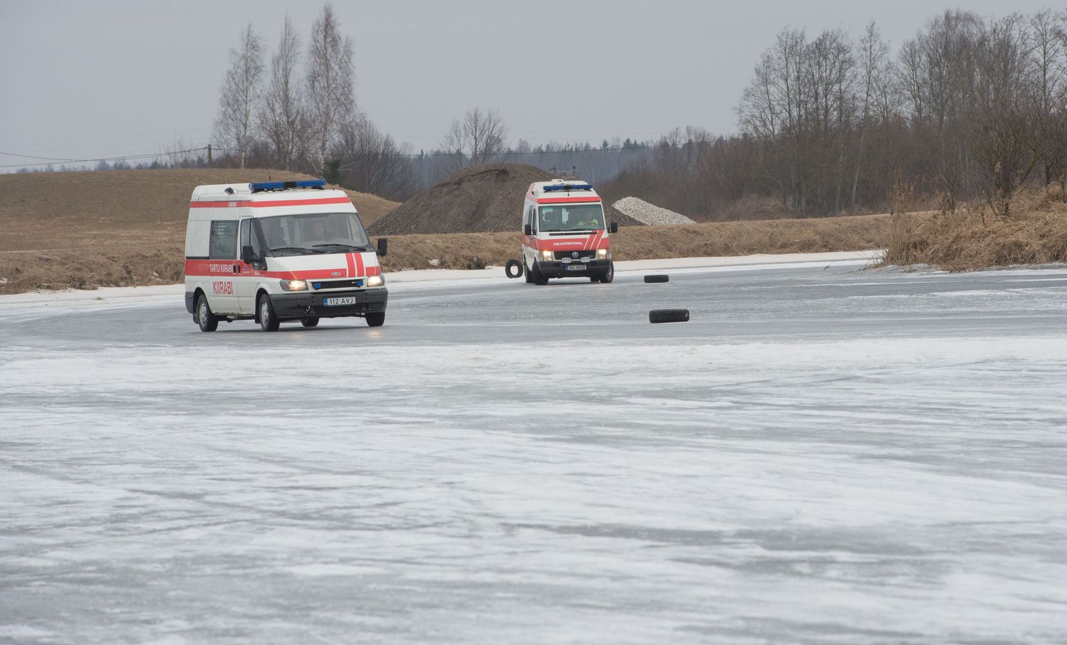 Ilmatsalu järve jääl sõitu harjutanud kogenud sohvrid suutsid masina sirgeks saada ka lootusetuna näivast külglibisemisest.