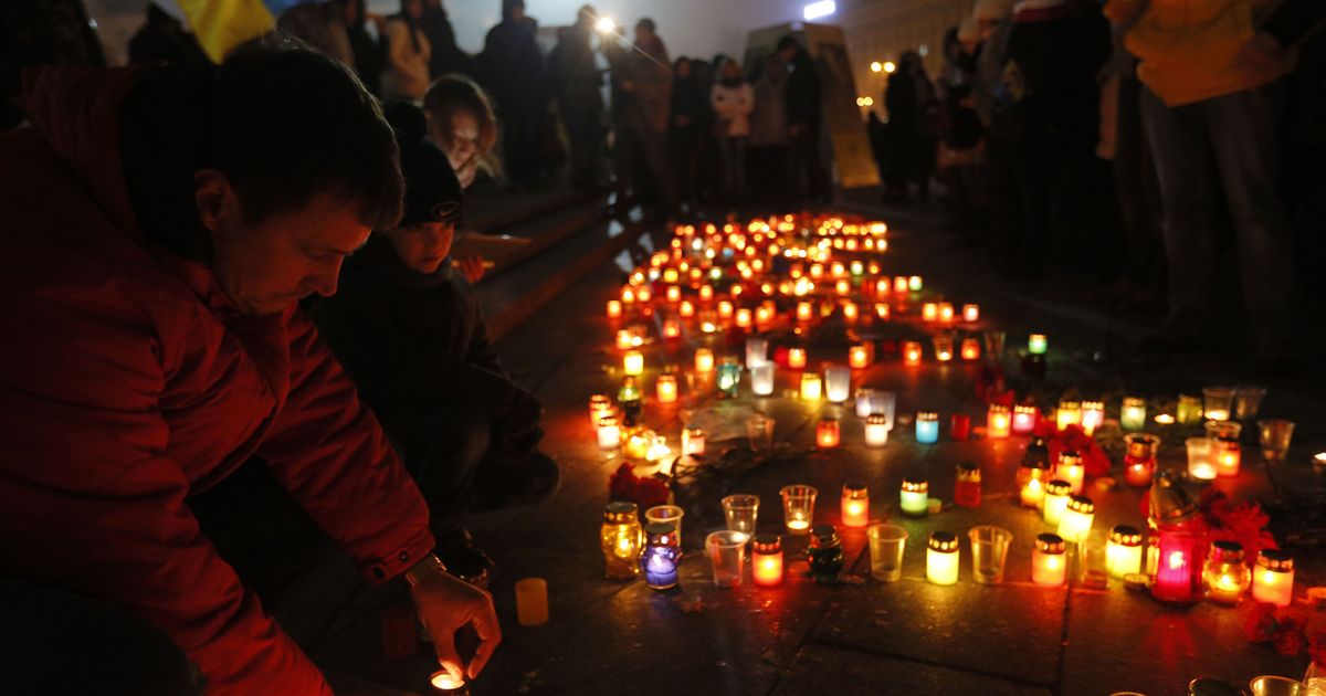 Жертвы нового года. Киев свечи о погибших.