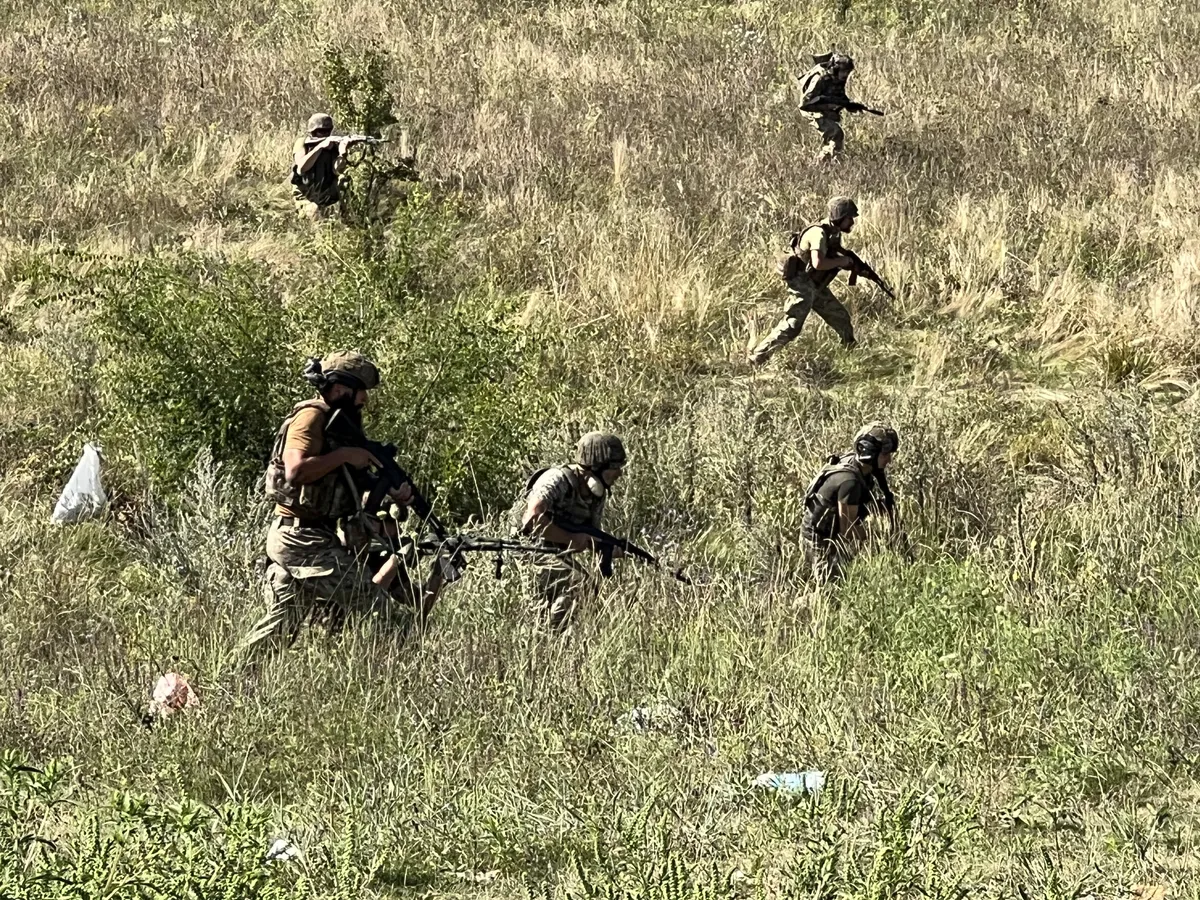 128. brigaad toodi ajutiselt lahingutest välja, kuid sellest hoolimata harjutavad nad iga päev polügoonil. Fotol harjutavad sõdurid rünnakule minekut polügoonil Zaporižžja oblastis.