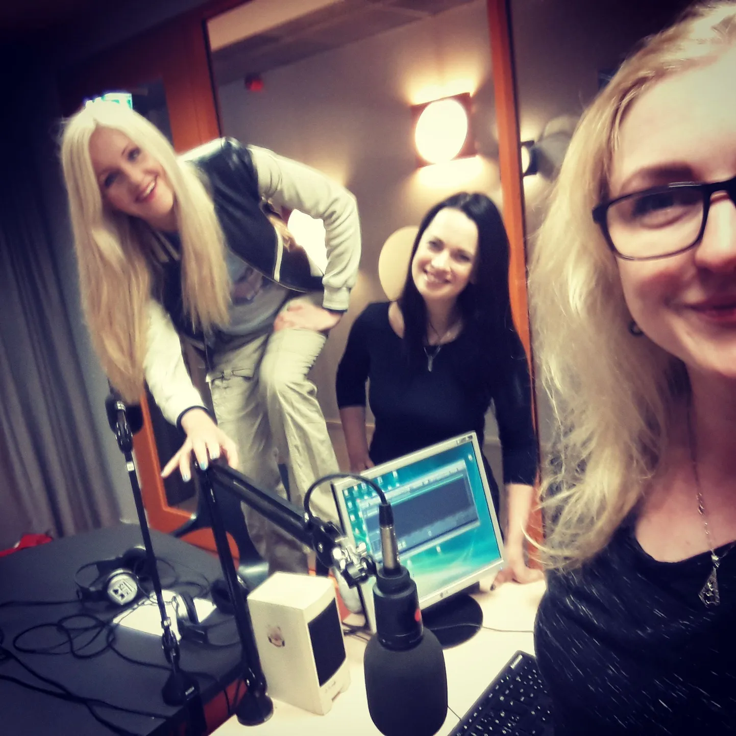 Vasakult: Kristina, Heidi ja Dagmar stuudios