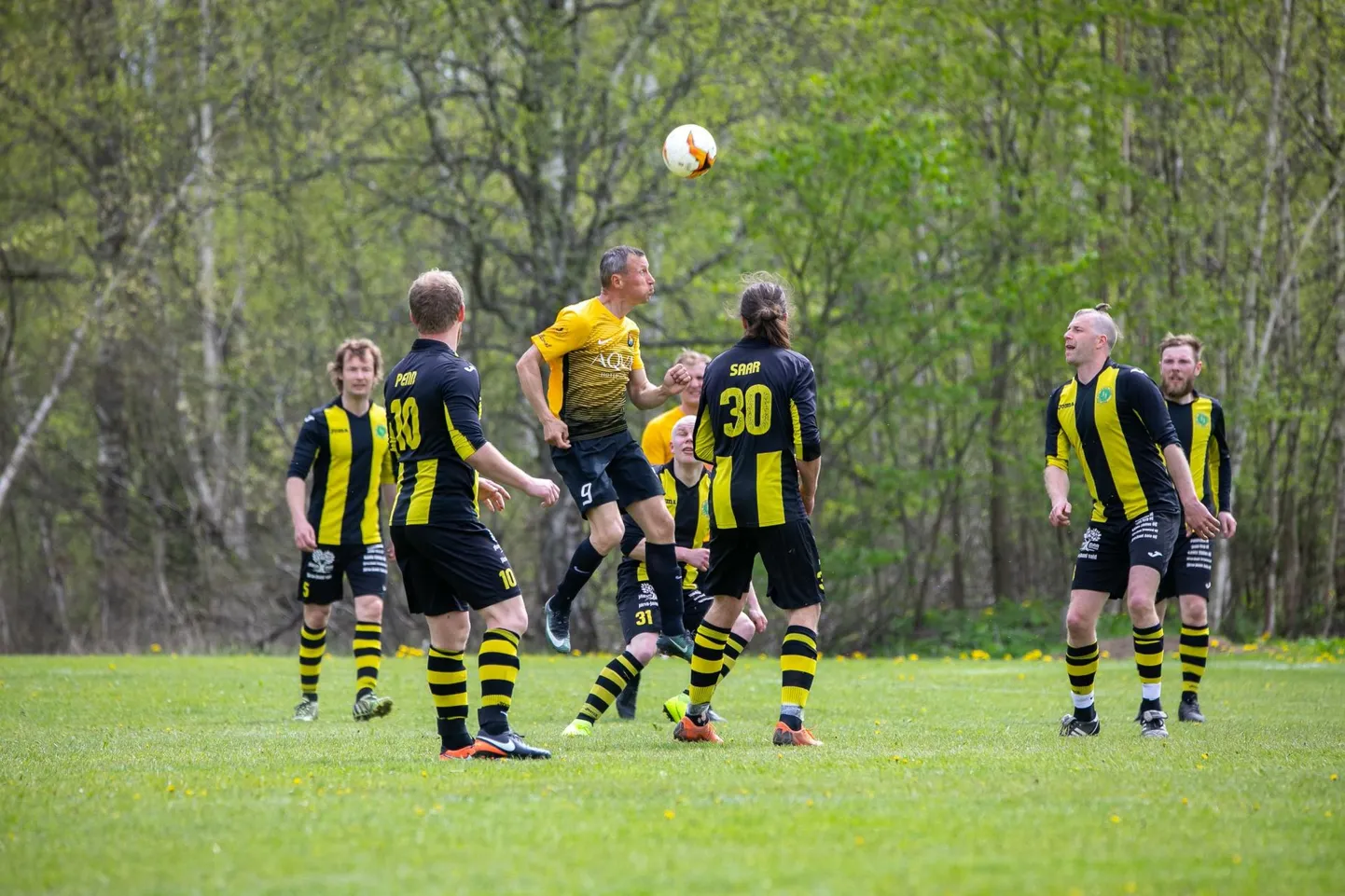 Rakvere JK Tarvas (kollases) lõpetas meistrivõistlused väravaterohkes mängus FC Järva-Jaani vastu võiduga.