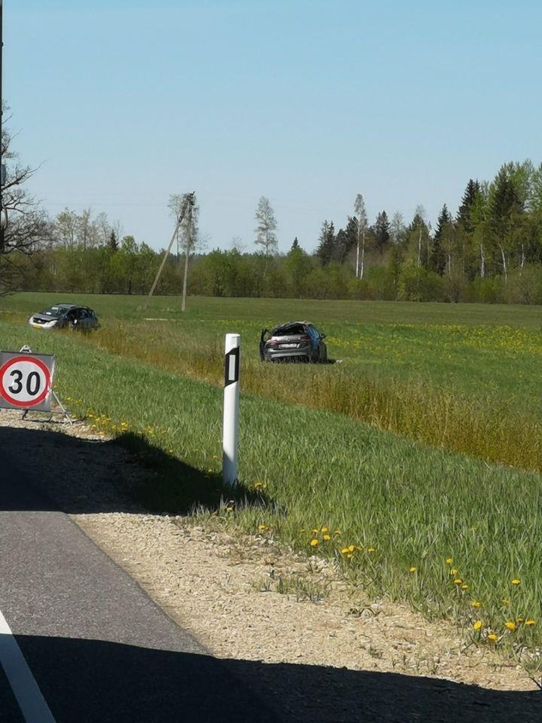 Tallinna–Pärnu–Ikla maanteel Pärnu-Jaagupi lähistel Kodesmaa külas juhtunud õnnetuse tõttu on liiklus Via Baltical häiritud ja politsei paigaldas maanteele kiirust piirava liiklusmärgi.