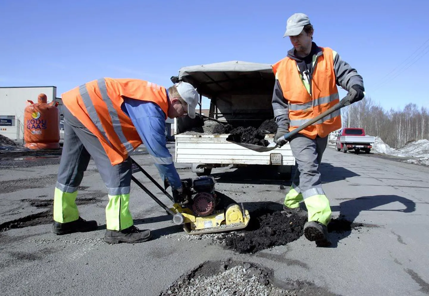 Veolia Keskkonnateenused alustas eile suuremaid tänavakoristustöid. Muu hulgas tasandati kuumaastikku Planeedi tänaval.