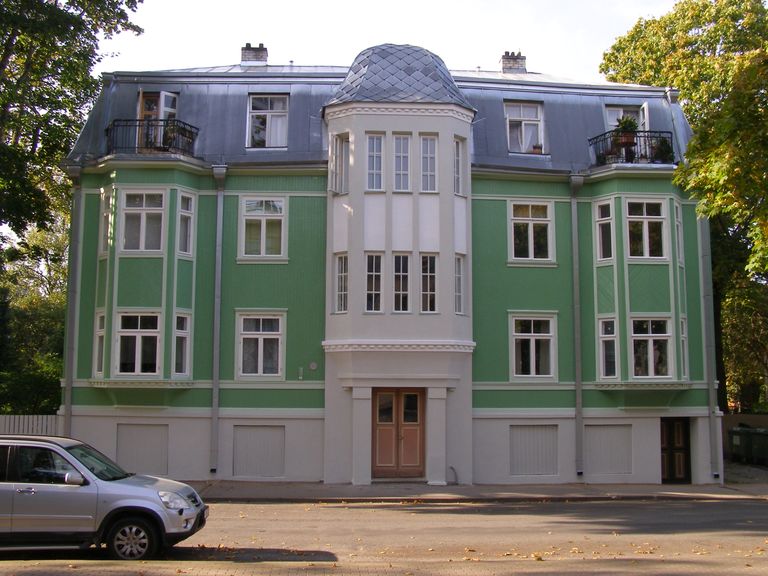Фасад дома по адресу Сальме, 21 после реставрации, проведенной в 2020 году с помощью пособия.