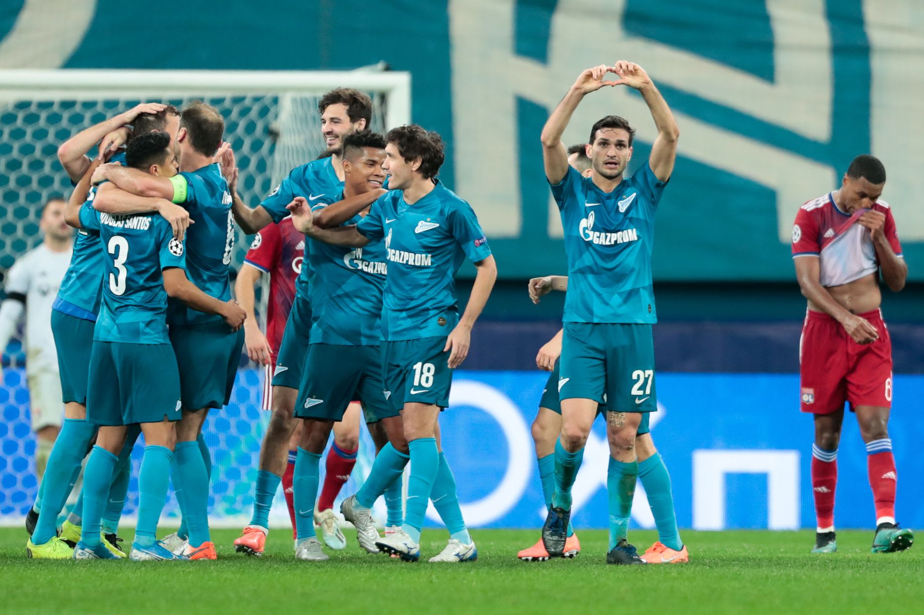 Футболисты "Зенита" радуюся голу в ворота "Лиона"