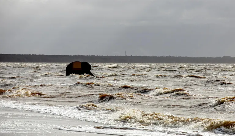 Pärnu keskranna elevandikujuline liumägi oli aga lainete meelevallas.