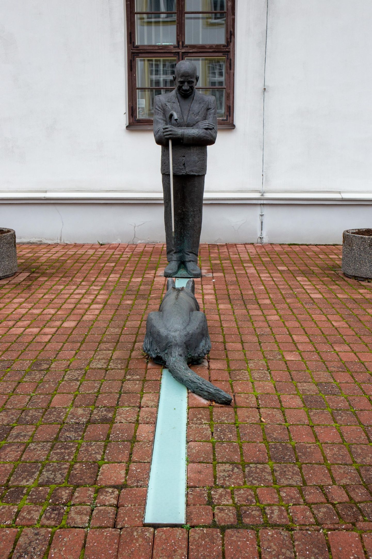 Legendaarse linnapea August Maramaa kuju Viljandi linnavalitsuse kõrval