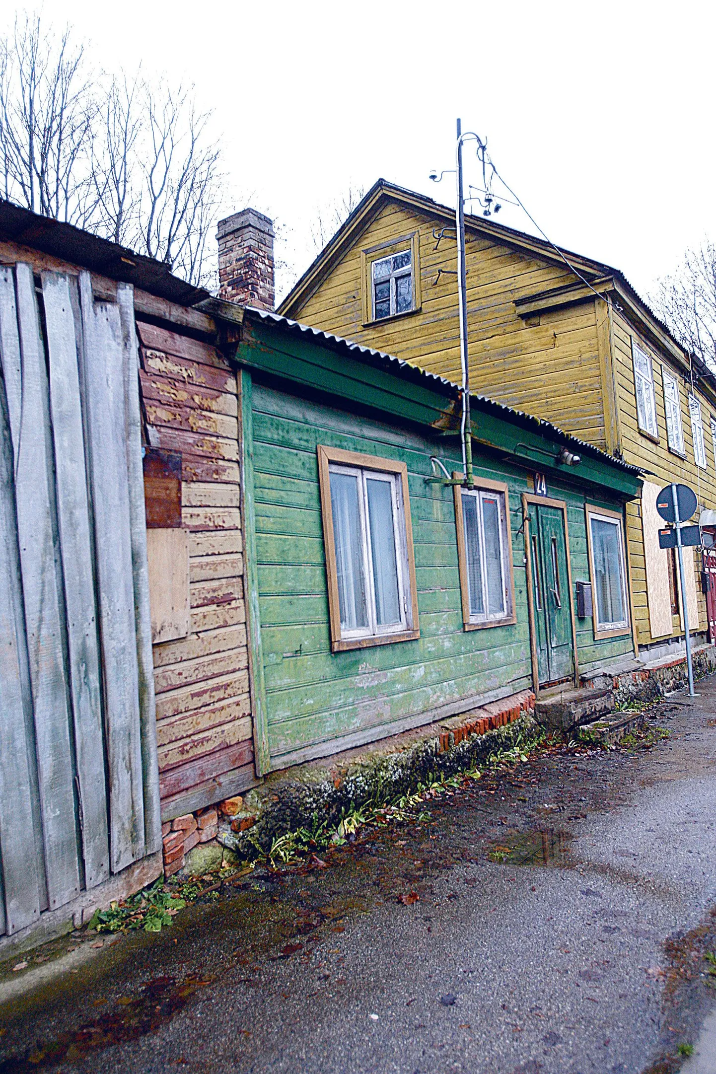 Oma raamatus on Remsu mitme muu täpse aad­ressiga maja hulgas kirjutanud Tähtvere 24 poest. Praegu on see elumaja.