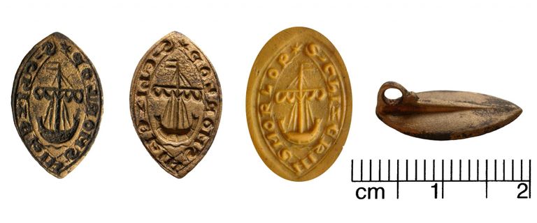 Ehkki ka kaupmeeskond hakkas 13. sajandil pitsateid kasutama, on sellised leiud väga haruldased. Üks vanemaid näiteid on arvatavasti Norra päritolu kaupmehe Ghizekin Smorlopi pitsat, mis leiti 2006. aastal Stralsundi sadamaala arheoloogilistel uuringutel.