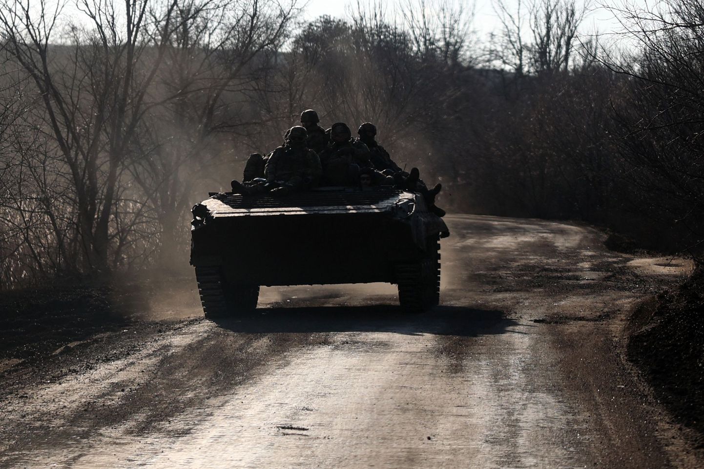 Ukraina sõdurid soomukil Bahmuti lähedal.