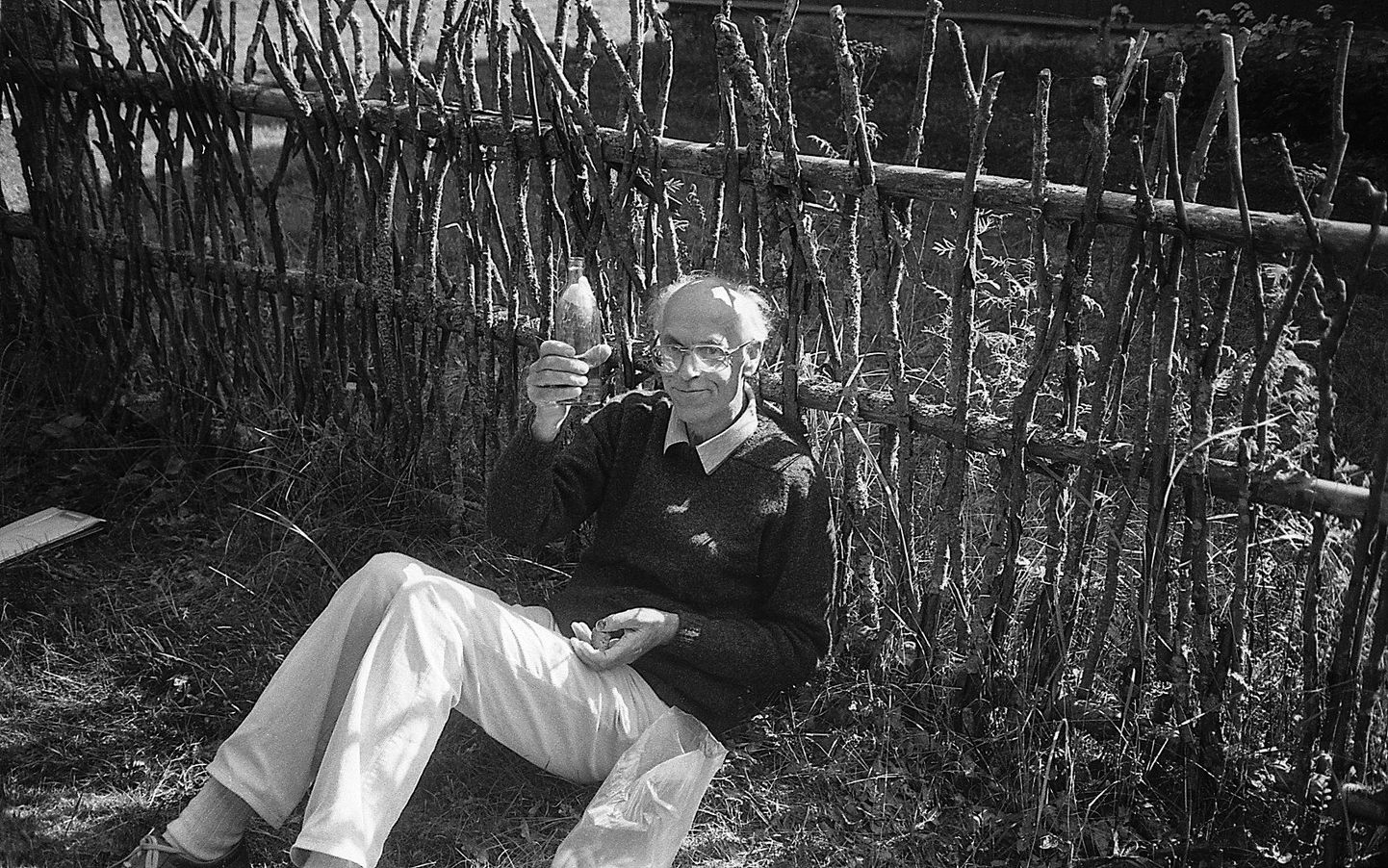 Lennart Meri filming in Livonia, 1988. The film will later be titled «Stories of the Livonians». As we know, Livonians died out. Estonians still have a chance to remain, Lennart Meri thought.  Photo: Reet Sokmann
