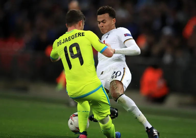 Dele Alli (paremal) toores viga Brecht Dejaegere vastu tõi kaasa eemaldamise. FOTO: