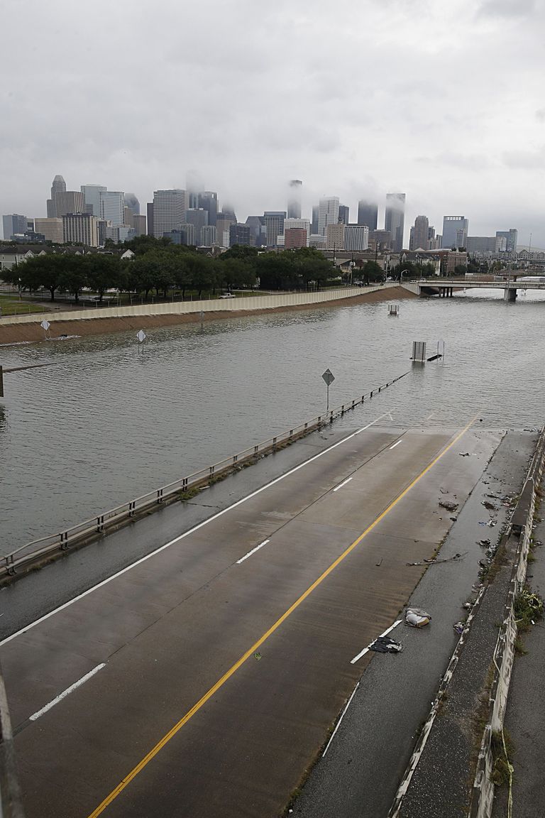 Orkaan Harvey ja paduvihm muutsid Texases paljud teed läbimatuks