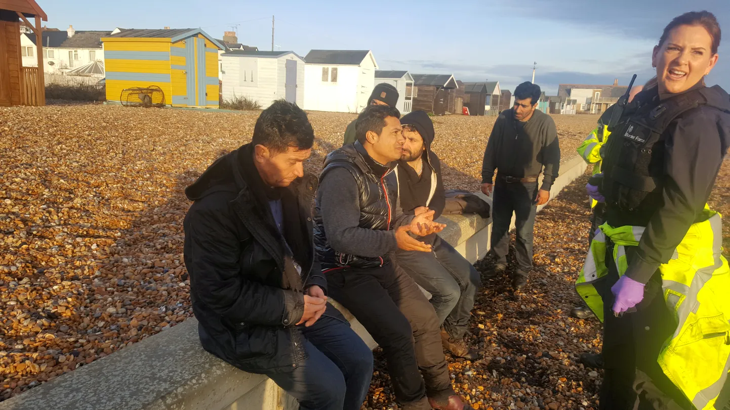 Kummipaadiga La Manche'i väina ületanud migrandid Kentis.