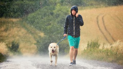 Foto ⟩ Svētdien Latviju šķērsos lietus mākoņi, kas atnesīs pērkona negaisu