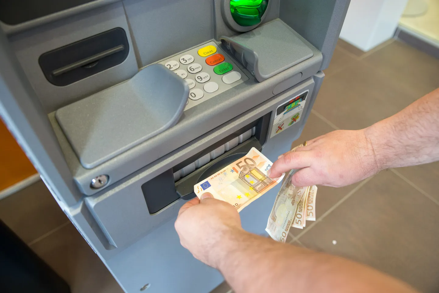 Sissemakseautomaat.